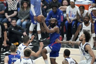 James Harden trouve l'ouvrture dans la défense de Dallas. KEYSTONE/EPA/ERIC THAYER